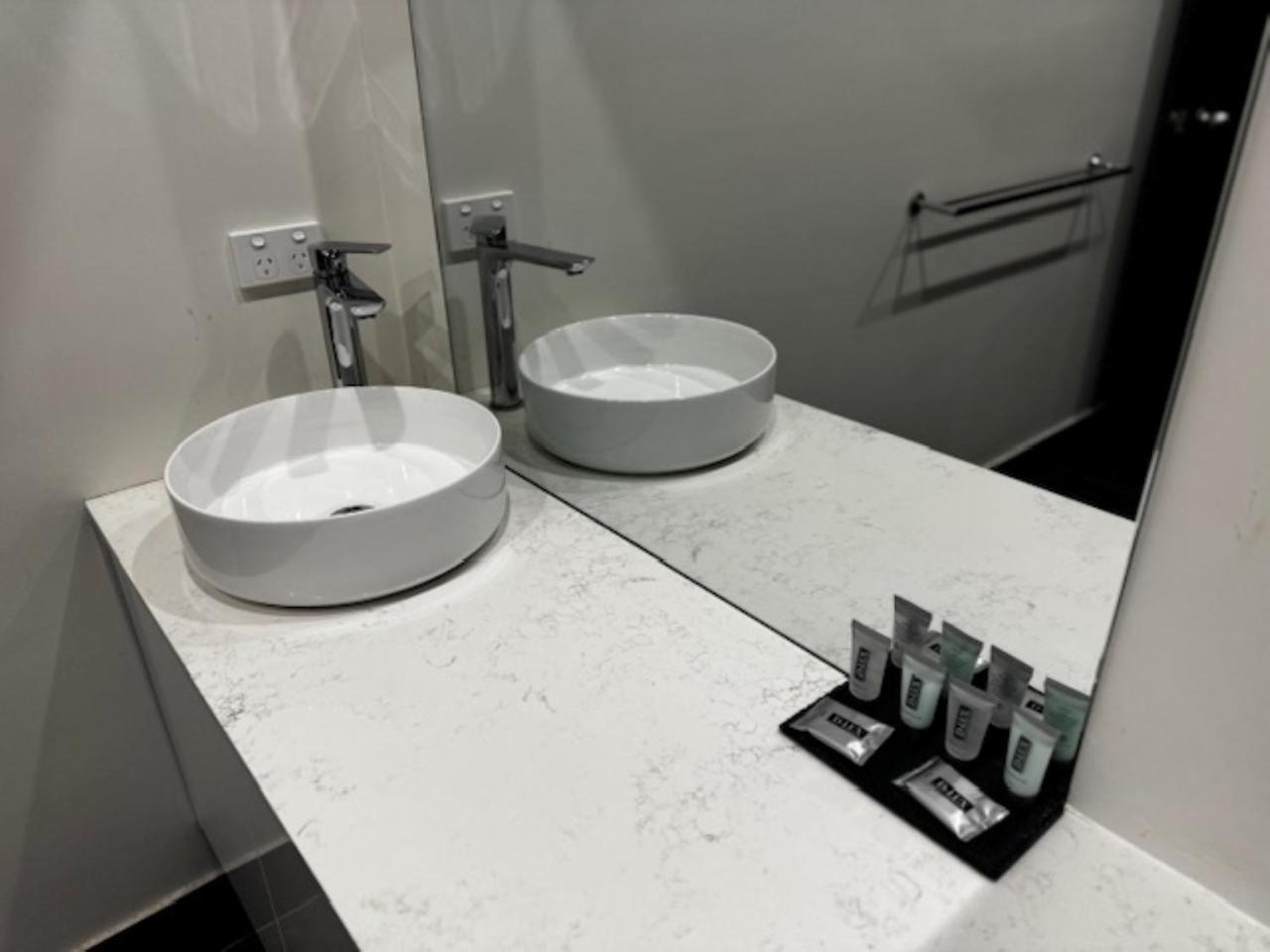 Romano'S Hotel & Suites Уогга-Уогга Экстерьер фото